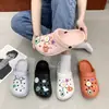 Chinelos de verão femininos fofos para uso externo 2022 novo modelo enfermeira sola grossa doce resistentes à água tamancos de praia com toque macio