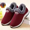 Sapatos de inverno 2023 chiques com forro de fleece de pelo de coelho, tecido de algodão grosso, slip-on para mãe, quentes, confortáveis, casuais para caminhar, sapatos de algodão