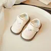 Nova coleção de outono: sapatos de couro com bordado de cereja para meninas, com sola macia, antiderrapantes e projetados para bebês aprendendo a andar, com fechos de velcro e design estilo princesa