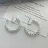 Pendientes de Clip Circulares Grandes Plateados Quebrados Estilo Retro Francés Otoño e Invierno para Mujer Diseño de Nicho Pendientes Versátiles de Alta Gama Elegantes