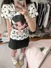 Camiseta Feminina Manga Curta com Estampa de Desenho Estilo Americano e Borda Franzida, Verão 2026, Slim Fit, Falso Duas Peças