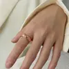 Anel Estilo Ins Europeu e Americano Cruz Flor Anel Estilo Frio Titânio Aço Ouro 18K Joia Anel Dedo Indicador Banhado a Ouro