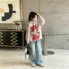 Conjunto de Roupa de Primavera para Meninas 2026 Novo Estilo para Crianças de Média e Mais Velhas Elegante Fashionável Moletom Estilo de Rua para Primavera e Outono Conjunto Esportivo de Duas Peças