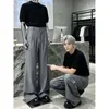 Calça masculina listrada bordada cinza, calça de outono com caimento, slim-fit, levemente alargada na barra, calça casual de perna reta, corte clean