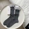 Calcetines de tubo medio de primavera y verano para mujer, calcetines finos de encaje a cuadros miu, calcetines de pelo sin hueso, calcetines de mujer con costuras de letras en línea rojas