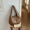 Bolsa de hombro tipo tote retro de moda estilo americano con tachuelas para mujer, para principios de otoño, gran capacidad, lujo ligero, de alta gama