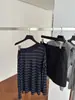 Top Listrado Relaxado Ombro a Ombro Estilo Old Money para Mulheres, Novo Lançamento Outono 2026 Camiseta de Tricô Fino de Manga Longa com uma Vibe Estilosa