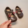 Sapatos de princesa para crianças, nova coleção primavera/outono 2026, sapatos de couro fofos para meninas, sapatilhas de bico fino, sapatos de bebê respiráveis com solas macias