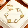 Pulsera de acero de titanio con trébol de cuatro hojas de la suerte para mujer, color dorado, doble cara, un artículo popular transfronterizo, con un diseño de nácar, y un estilo nuevo, moderno y versátil para los mercados europeo y americano.