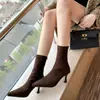 Botas de tornozelo de salto alto marrons para mulheres, salto fino, camurça, bico fino, zíper traseiro, novo estilo 2026, versão coreana, elástico, botas que afinam, inverno