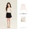 Top para niña Amybaby, nuevo modelo otoño 2026, exquisito cuello de lazo, camiseta básica de manga larga con bloques de color, camiseta blanca