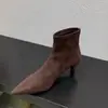 Botas curtas femininas de moda elásticas, bico fino em camurça com sola macia e salto fino, botas versáteis de corte justo para outono e inverno