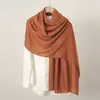 2025 Novo Lançamento Quente Cachecol Retro de Algodão e Linho Cor Pura Xale Fino de Proteção Solar Decoração Turbante Versátil Feminino Outono e Inverno
