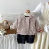 Conjunto de tres piezas Dianxi para bebé: Camiseta base linda de dibujos animados, Sudadera con capucha y estampado de leopardo, Jeans con fruncidos para otoño