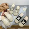 Sapatos Abertos na Metade Estilo Pescador Femininos 2026 Verão Novos Sapatos de Lona Solado Macio Uso Externo Lona Estilo Pequeno Chanel Biqueira Fechada Meia-Aberta Chinelos