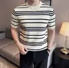 2026 Nuevo Verano Seda de Hielo Transpirable Rayas Hombres Cuello Redondo Casual Versátil Moda Hombres Camiseta de Punto de Manga Corta