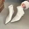 Botas de tornozelo pretas de couro macio com salto alto para mulheres, com salto fino e bico fino, botas versáteis e chiques estilo francês para o trabalho 2025