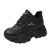Zapatos deportivos casuales para mujer 2026 otoño punta redonda suela gruesa cuero con cordones cómodos versátiles resistentes al desgaste zapatos tipo papá para mediana edad y ancianos