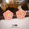 Brincos de Botão Florais Elegantes Estilo Coreano Agulha de Prata Doce Fashionável Versátil para o Dia a Dia Design com Personalidade Brinco de Flor Pequena Fresca para Mulheres