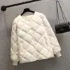 Jaqueta acolchoada de algodão com enchimento de plumas, gola redonda, curta, solta, simples, leve, adequada para baixinhas, casaco de algodão de inverno em várias cores