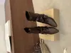 Botas de couro macio estilo retrô com fivela de cinto estilo deserto para mulheres, nova coleção 2026, bico fino, elegantes botas curtas, botas de montaria até a panturrilha, na moda