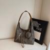 Bolsa de Ombro de Grande Capacidade 2025 Nova Primavera e Verão, Bolsa Tote Retrô Nicho Casual de Moda para o Dia a Dia Popular Este Ano