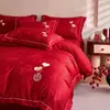 Juego de cuatro piezas de jacquard bordado de alta gama para boda en rojo brillante, sábana de cama estilo chino, funda de edredón, falda de cama y juego de sábana bajera