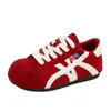 Sapatos Versáteis de Sola Grossa para Mulheres Outono 2026 Novos Estilosos Leves Confortáveis Sapatos de Treino Alemães Sapatos Esportivos Casuais Sapatos de Pão