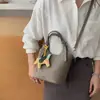 Bolso Casual Sencillo para Mujer 2026 Estilo Nuevo Elegante Texturizado Bolso Cruzado para el Trabajo Fresco y Único Bolso Cubo