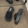 Sandalias de una línea de moda antideslizantes para exteriores 2025 Chanclas de plataforma de suela gruesa para mujer Verano Nicho Negro Estilo Nuevo