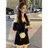 Conjunto adelgazante de principios de otoño europeo, nuevo estilo 2026 para mujeres petite, estilo suave, conjunto de dos piezas con vestido de punto de color contrastante