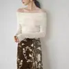 Top de punto sexy para mujer estilo francés, con hombros descubiertos, cuello de una línea, mangas largas, en suave color azul leche, de corte ajustado y diseño favorecedor para primavera y otoño