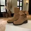 Botas de sola grossa, de cano curto, com fivela de cinto, um novo estilo versátil para mulheres, apresentando um design de bota de cavaleiro retrô, estiloso e emagrecedor, e lindas