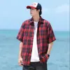 Camisa de Xadrez Retrô Masculina Verão 2025 Nova Estilo Hong Kong Casual Solta Tendência Camisa de Manga Curta Jaqueta de Casal Masculina