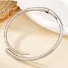 Pulseira de Colar Abertura de Mola Geométrica Metálica Brilhante Estilosa Europeia e Americana Feminina Punk Simples Gargantilha