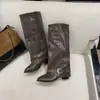 Botas Curtas Femininas Bico Fino Salto Bloco 2026 Outono/Inverno Novas Botas Western com Fivela Retrô Botas de Cano Pregueado Couro Macio Botas Femininas