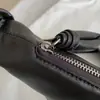 Aquí Viene el Bolso Croissant Wangle, el Bolso Más Clásico con Delicada Textura de Piel de Oveja para Mujer
