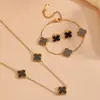 Moda transfronteriza acero inoxidable flor de tres cuatro hojas joyería Europa y Estados Unidos nuevo acero de titanio no se decolora traje de joyería de flor pequeña