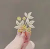Broche de Flor e Folhas Francesas com Zircônia e Pérola de Luxo Leve e Requintado Acessórios de Pino Atmosféricos de Alto Padrão para Terno e Casaco Corsage