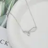 Chapado en oro real microincrustado con circonita cadena para clavícula de temperamento diseño de nicho femenino sentido de diseño collar con colgante de lazo gota de agua venta al por mayor