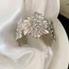 Pulsera Abierta con Patrón de Flor de Metal Transfronteriza Europea y Americana, Pulsera de Moda Casual con Personalidad, Joyería de Mano de Nicho de Lujo Ligero
