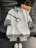 Camisa Polo Patchwork Xadrez Falsa de Duas Peças para Homem, Verão 2026, Camiseta Casual Solta de Manga Curta com Gola Reversível