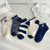 [Venta al por mayor de fábrica] calcetines calcetines cortos para hombre días de primavera y verano finos transpirables desodorantes deportivos masaje inferior calcetines de barco para estudiantes