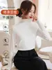 Suéter de punto minimalista estilo coreano de cuello alto medio para mujer, amigable con la piel, transpirable, elástico, corte ajustado, versátil, camiseta básica de color liso para otoño e invierno