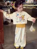 Conjunto de Otoño para Niñas 2026 Nueva Moda Sudadera Infantil Conjunto de Tres Piezas Traje Deportivo para Niñas Pequeñas Ropa Exterior de Moda