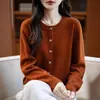 Diseño de cárdigan de moda abotonado con cuello redondo engrosado, cálido con pedrería colorida, simple y elegante para ir al trabajo, ropa de mujer en un generoso color verde lago