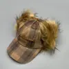 Gorras de Béisbol Estilo Coreano Retro Cuadros Bordado de Letras para Hombres y Mujeres Cálidas Ligeras Visera Exterior Gorros Lei Feng Venta al por Mayor