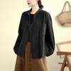 Foto real de una camisa a rayas irregulares con textura elegante de estilo coreano, camisa simple de cuello AB, chaqueta superior moderna y rejuvenecedora