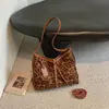 Bolsa tote única com estampa de leopardo para mulheres, nova coleção de outono 2026, estilo retrô, grande capacidade, adequada para o dia a dia, pode ser usada como bolsa de ombro ou bolsa transversal.