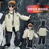 Roupas de Outono e Inverno para Meninos Jaqueta Engrossada com Pelúcia Adicional Estilo 2026 Novo para Crianças Pequenas e Médias Jaqueta Parka Fresca Versátil com Capuz Estilo Workwear